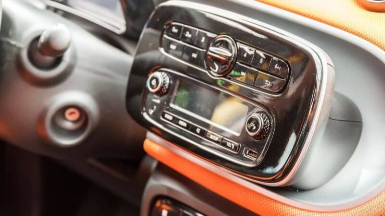 Speakers Making Noise When Car Is Off: Causes & Quick Fix